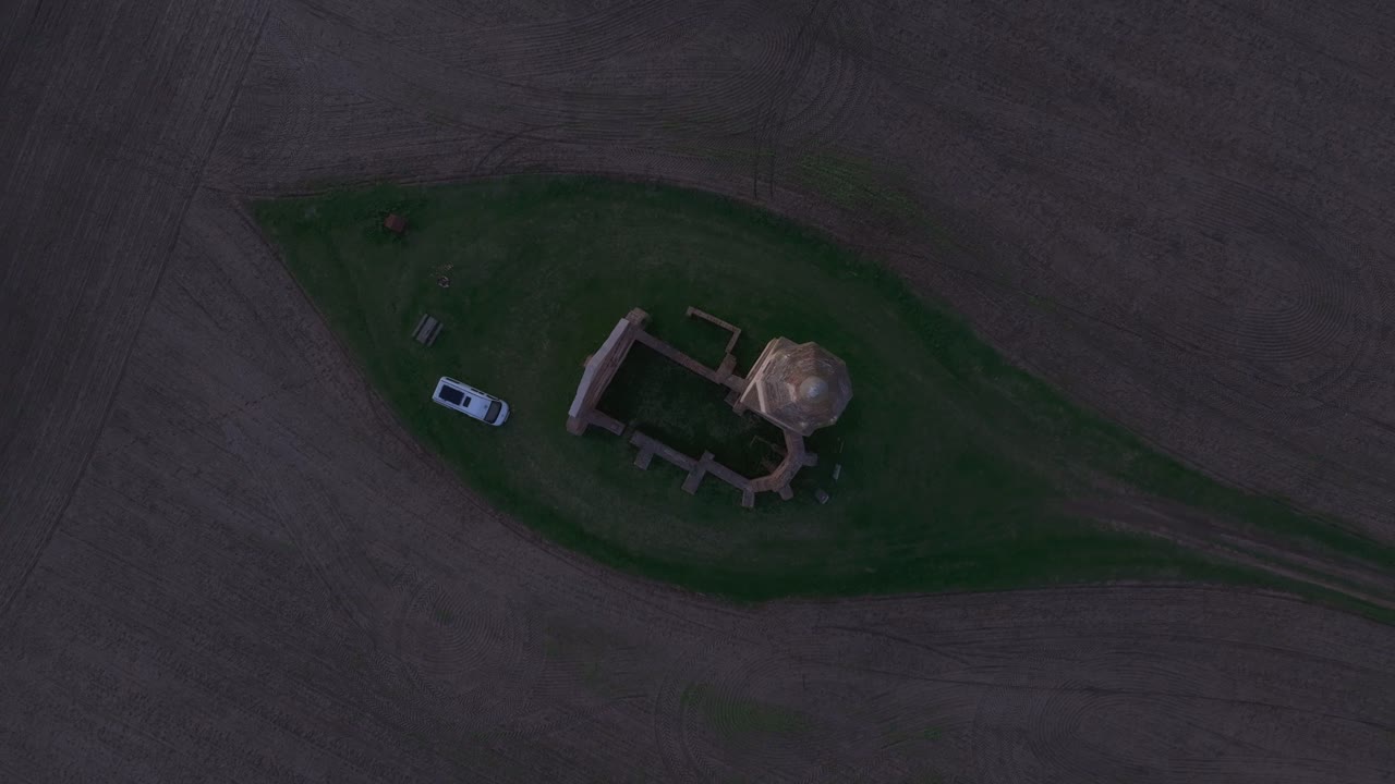 Ripresa aerea delle rovine di Pusztatorony nella calda luce serale, Ungheria