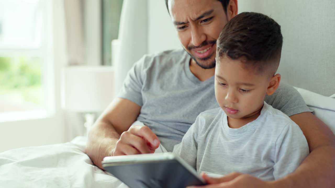 papá, niño o tableta en el dormitorio para juegos