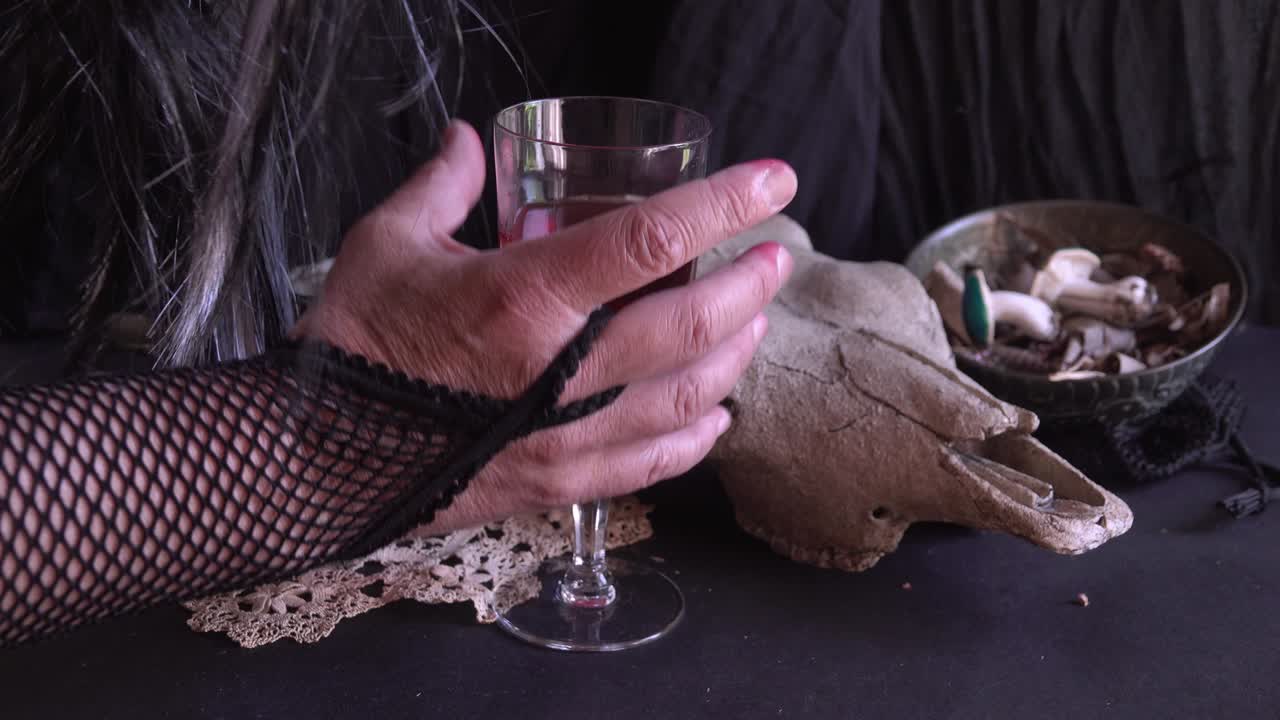 테이블에 있는 마녀 액세서리