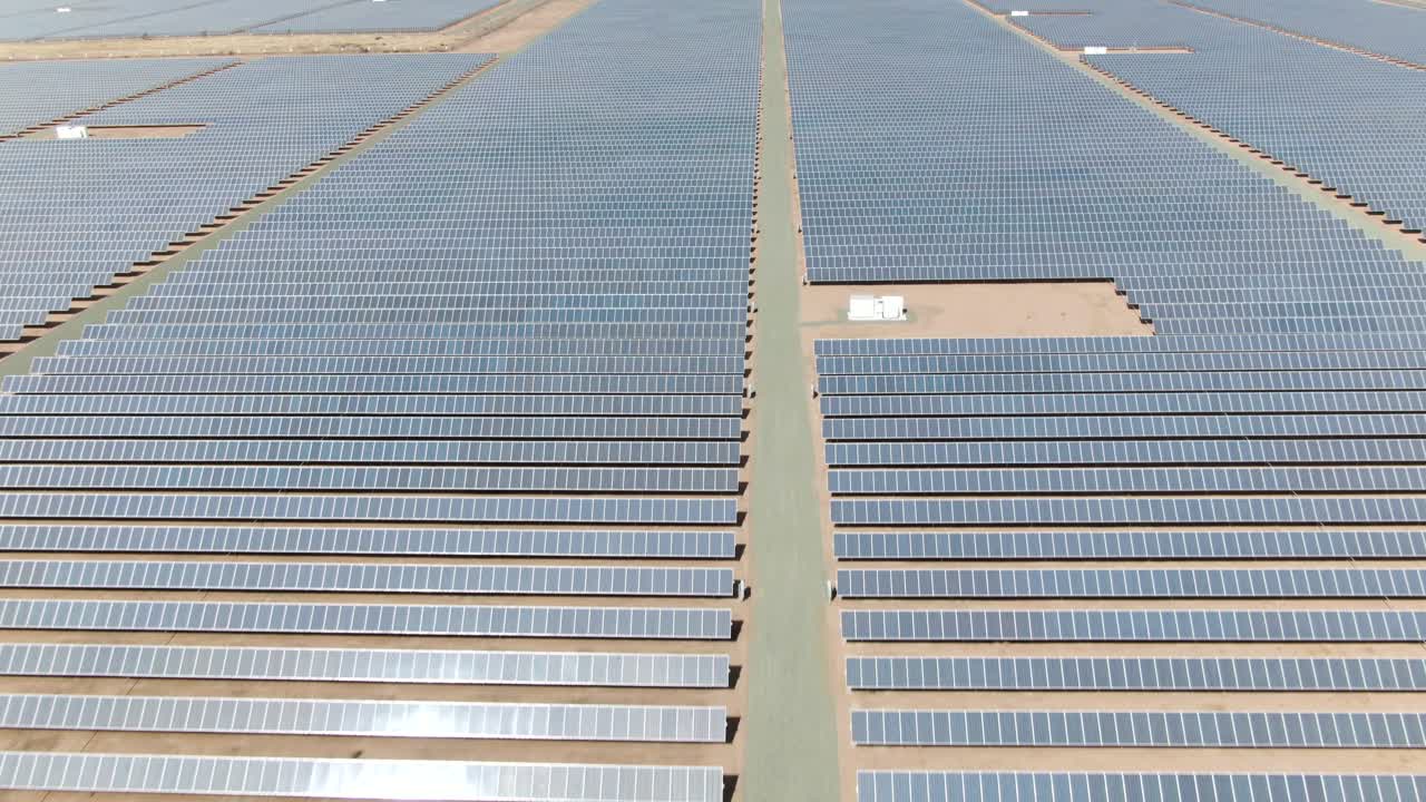 toma aérea en movimiento hacia adelante sobre varias filas de paneles solares en california, ee.uu.