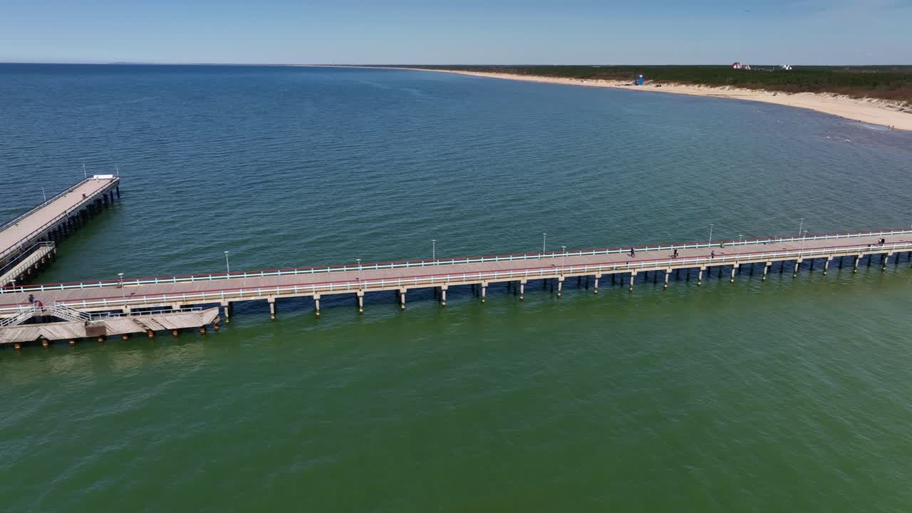 Vista aerea di un ponte che si erge sulla spiaggia di Palanga, che si estende verso il Mar Baltico