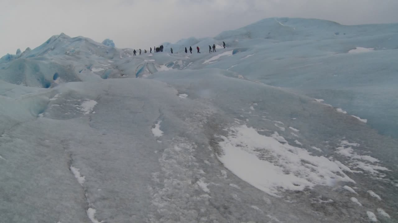 탐험가 그룹이 빙하 1을 가로질러 이동합니다.