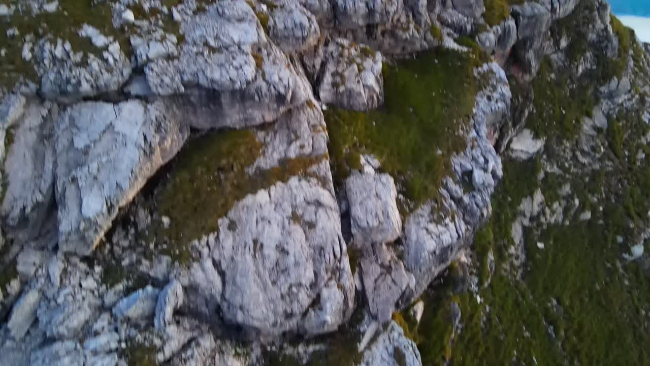 vuelo cinematográfico en los alpes al amanecer
