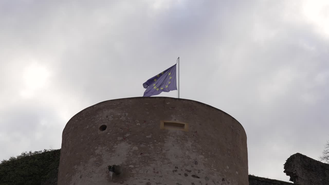 Bandiera dell'Unione Europea che sventola sopra il castello rotondo fortificato di Sierck-les-Bains in Francia