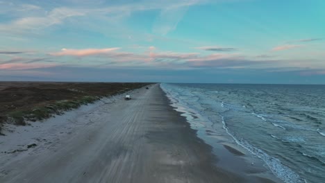 Orilla-Arenosa-Y-Océano-En-La-Isla-Del-Padre-En-Texas,-Ee.uu.---Toma-Aérea-De-Drones