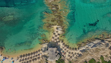 vista aérea de una hermosa playa con aguas claras de color turquesa