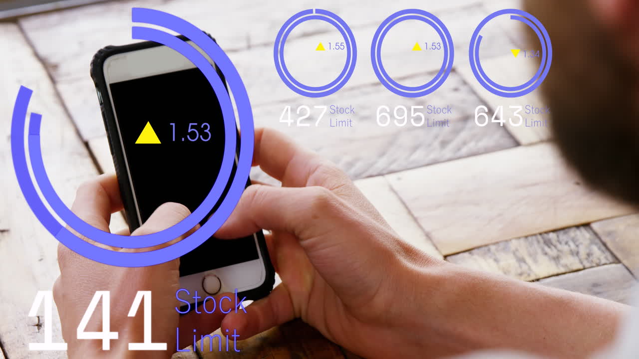 animación de círculos de carga con flechas arriba y abajo sobre hombre caucásico usando teléfono celular en la mesa.