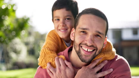 padre, felicidad e hijo de vuelta al aire libre