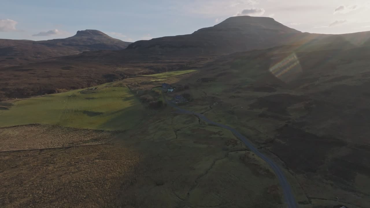 Ripresa aerea cinematografica di un terreno agricolo collinare con colline ondulate nella campagna britannica in una luminosa giornata di sole estiva.