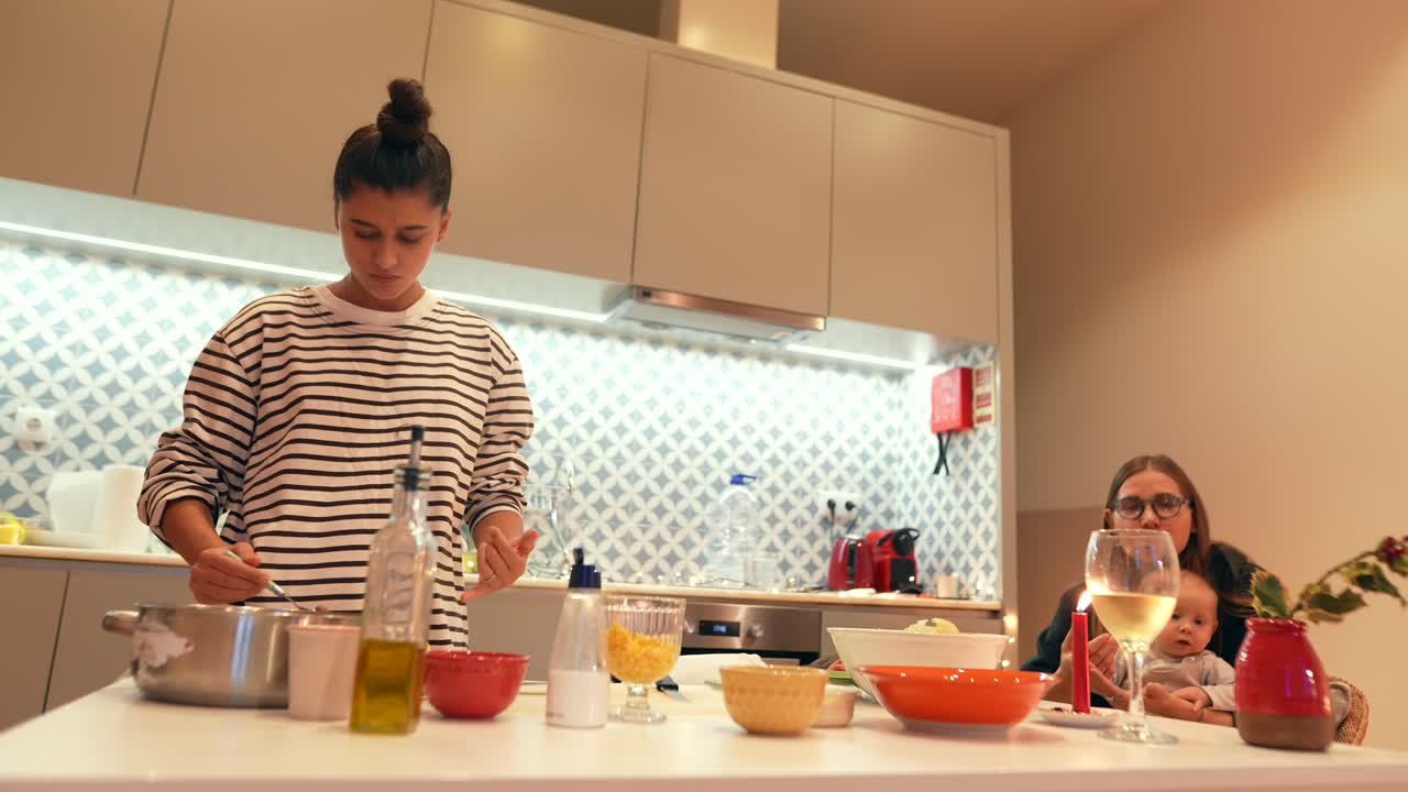 amigos cocinando juntos