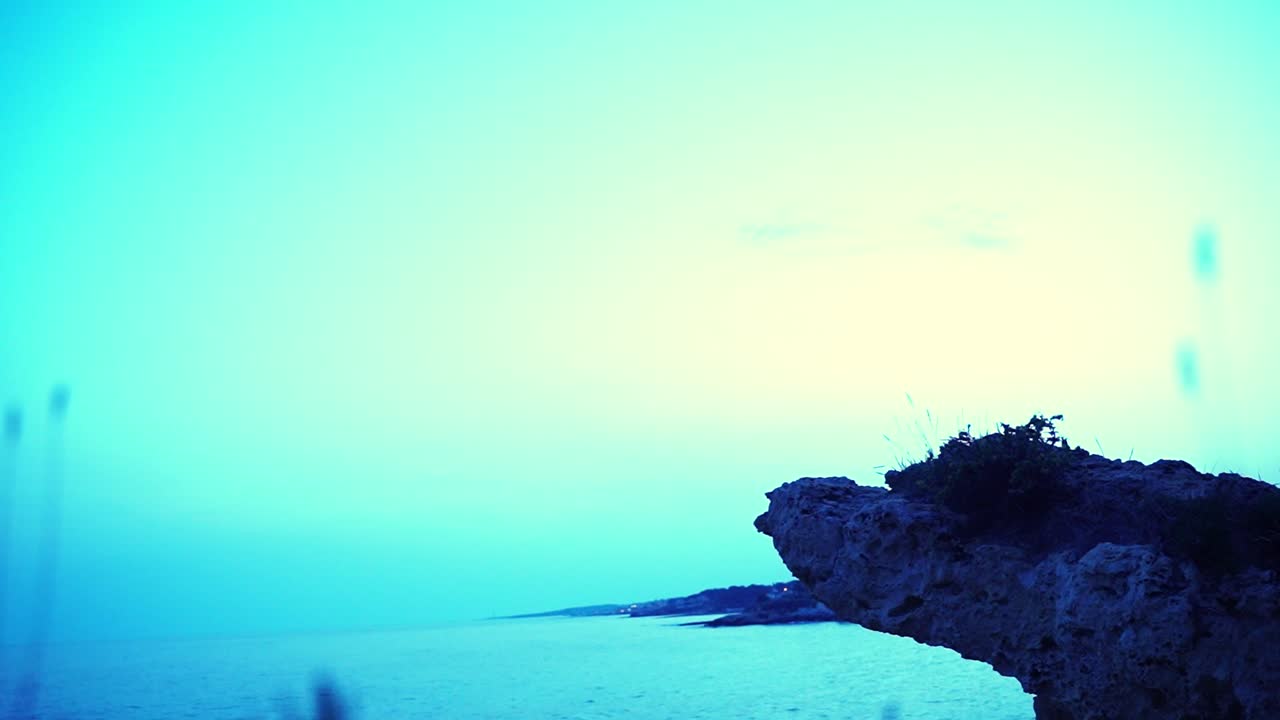 저녁에 프랑스의 바위 해안에 있는 서사시적인 바위 돌출구