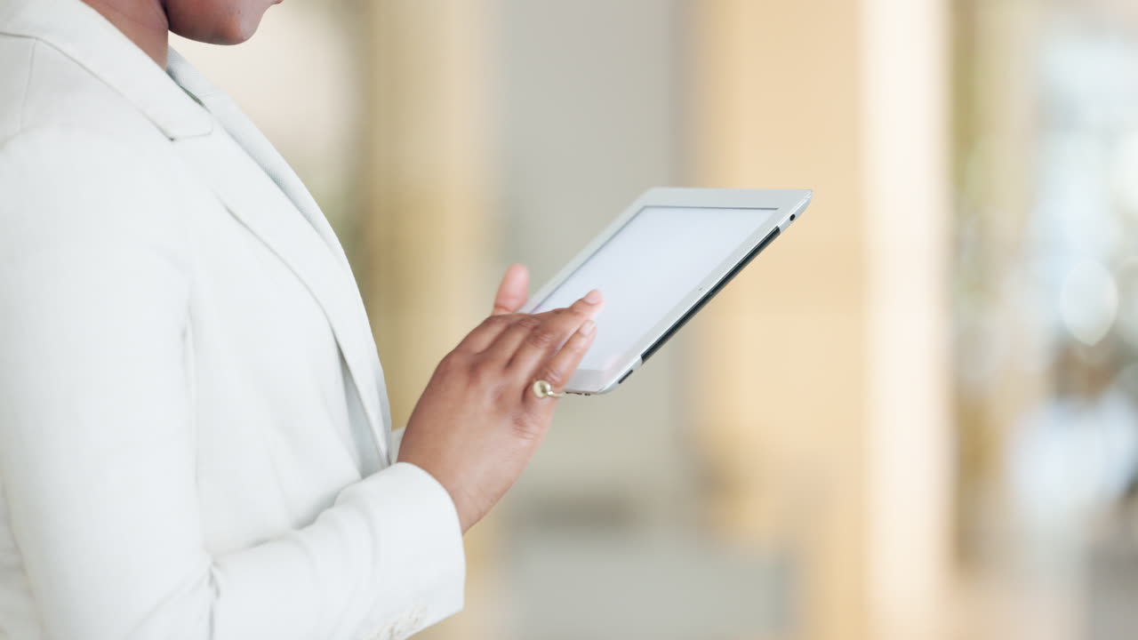 jefe profesional haciendo investigación en línea para el personal