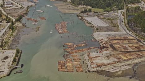 squamish bc canada aerial v2 aves vista visual sobrevuelo mamquam canal ciego, inclinación hacia arriba capturando la ciudad de la capital de recreación al aire libre, bosque exuberante y montañas - filmado con mavic 3 pro cine - julio 2023