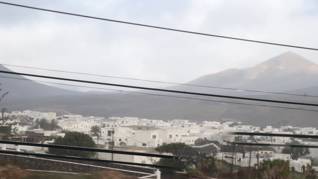 hermoso pueblo en medio de lanzarote