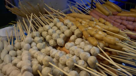 Thailand-Nachtmarkt-Street-Food-Stand-Rindfleisch-Schweinefleisch-Fisch-Fleischbällchen-Würstchen-In-Bambusstangen