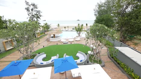 relajante jardín con piscina rodeada de hermosas vistas a la playa