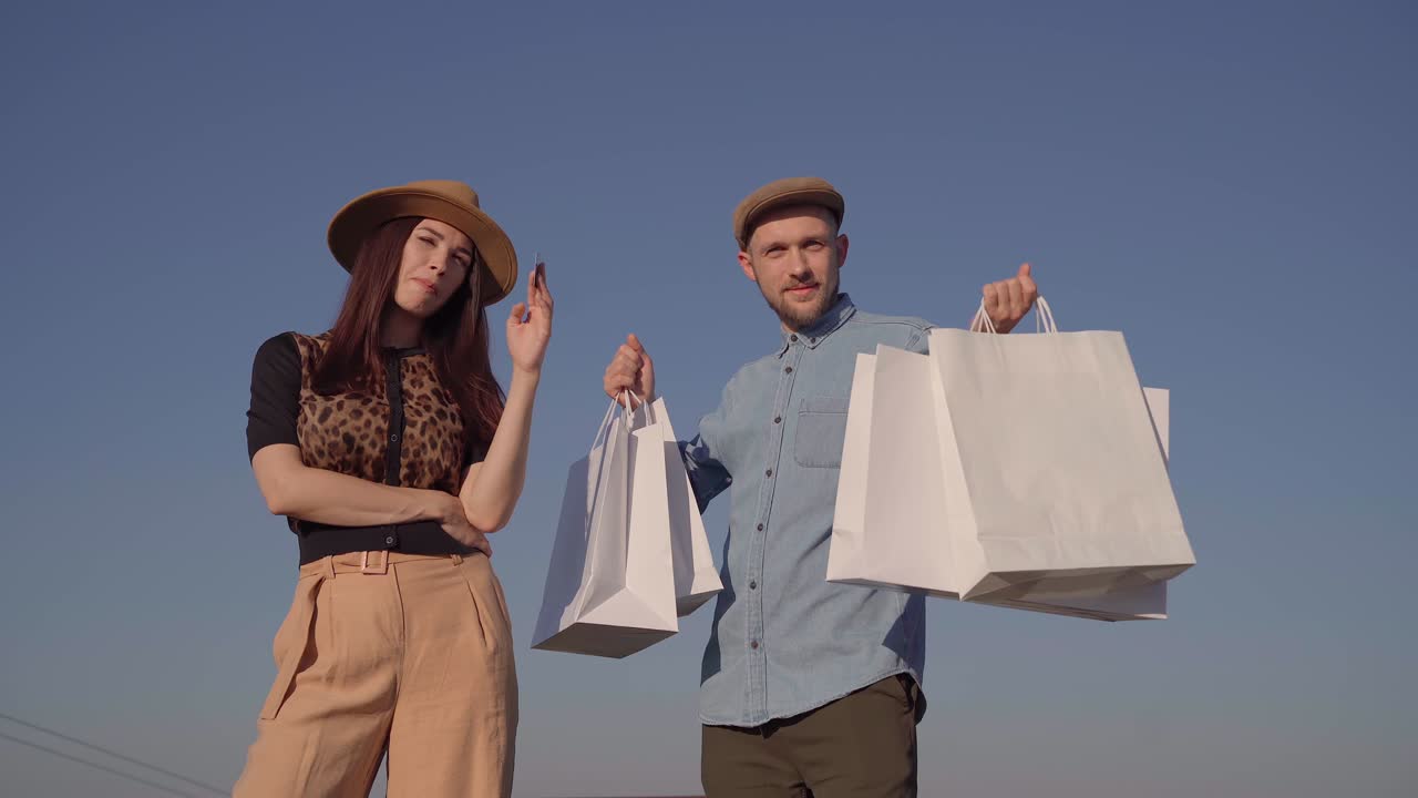 pareja feliz adicta a las compras con tarjetas de crédito y bolsas de compras