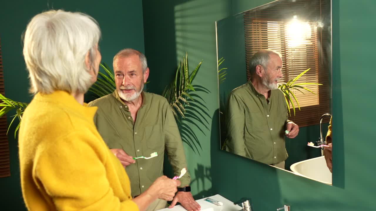 화장실 에 있는 고위 부부