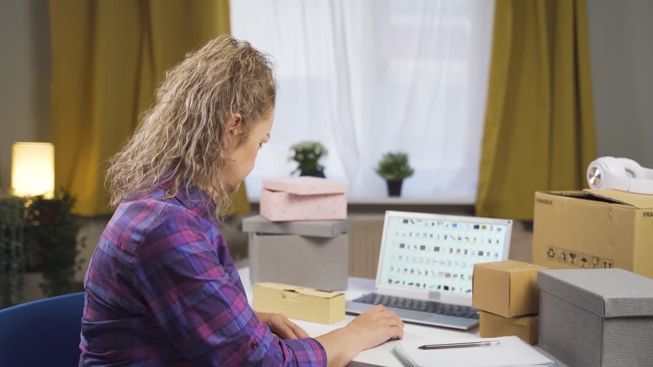 empresaria de comercio electrónico hablando con su cliente por teléfono.