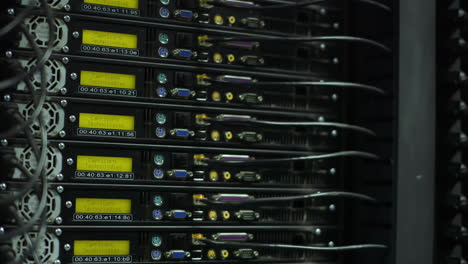 estante de servidor con cables conectados a puertos de conmutador de panel, máquina de retroceso archivo de internet biblioteca de alejandría egipto, panorámica hacia abajo