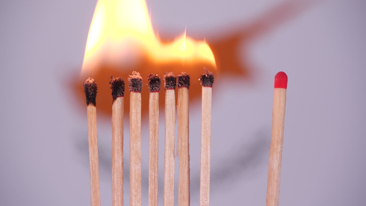 вспышка коронавируса, социальное дистанцирование в австрии. концепция: распространение эпидемии, эффект домино, covid-19, изолированные горящие спички, остановка распространения вируса, соблюдение карантина, блокировка