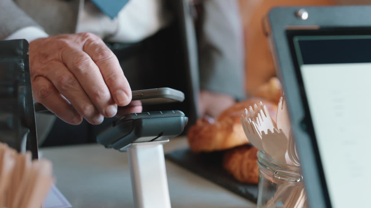 cliente haciendo pagos sin contacto usando un teléfono inteligente transferencia de dinero móvil gastando dinero en un café con tecnología de servicio de transacción digital