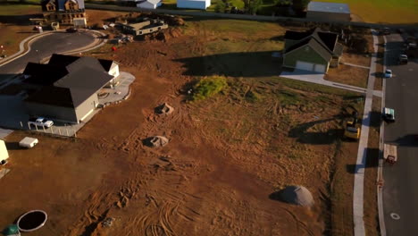 un dron disparó girando alrededor de un lote vacío que espera ser desenterrado para comenzar a construir un nuevo hogar