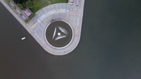 vista aérea girando sobre la fuente del parque estatal point, en pittsburgh, ee.uu. - de arriba hacia abajo, disparo de drones