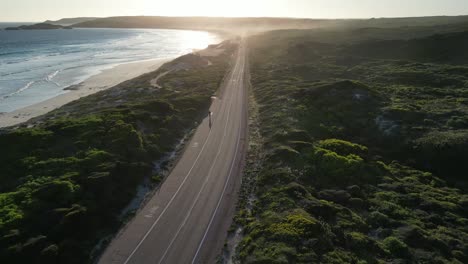 Eine-Person,-Die-Bei-Sonnenuntergang-Auf-Der-Strandstraße-In-Der-Gegend-Von-Esperance-Rad-Fährt