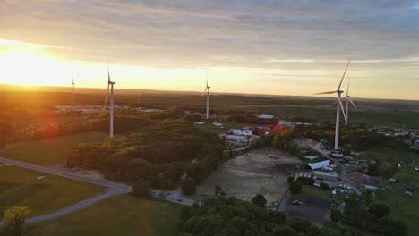 Toma-Aérea-De-Molinos-De-Viento-Que-Generan-Electricidad-En-Rhode-Island-Trabajando