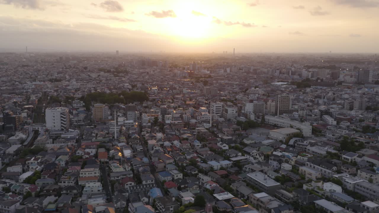 toma aérea de la ciudad de tokio durante la puesta de sol, jungla de cemento por todo el horizonte