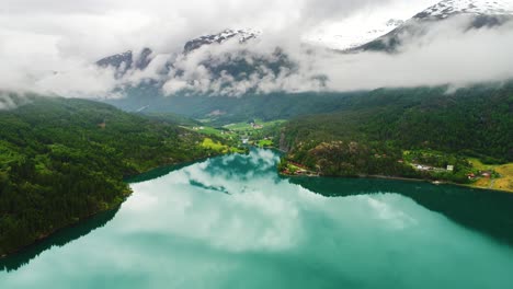 el lago lovatnet es una naturaleza hermosa de noruega.