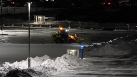 Las-Excavadoras-Limpian-La-Nieve-Del-Estacionamiento-Por-La-Noche-Antes-De-Que-Ingrese-Una-Gran-Cantidad-De-Personas-Al-Día-Siguiente.