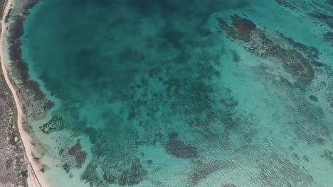 Impresionante-Vista-Aérea-Inclinada-Hacia-Abajo-Barras-De-Arena-Y-Arrecifes-De-Coral-Con-Mar-Turquesa-Paraíso-En-La-Tierra,-Los-Roques