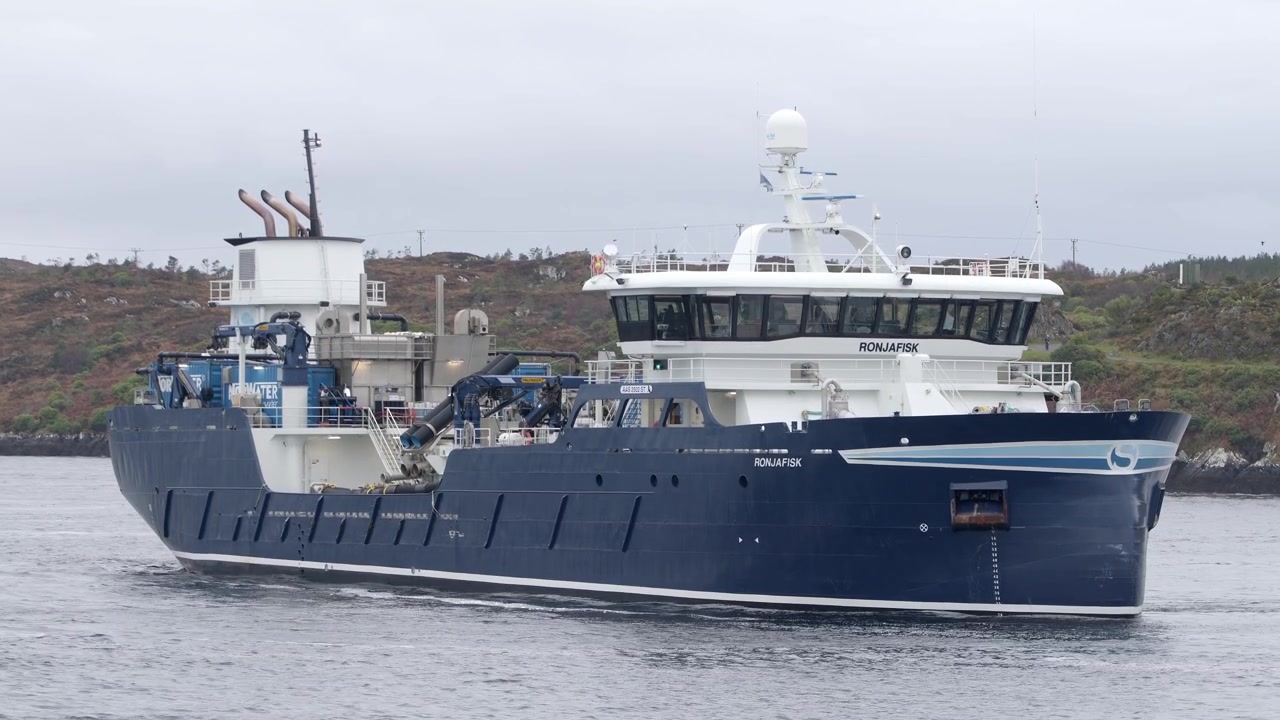 Inquadratura statica di un grande peschereccio ancorato in porto. Ripresa vicino a Stornoway sull'Isola di Lewis, parte delle Ebridi Esterne della Scozia.