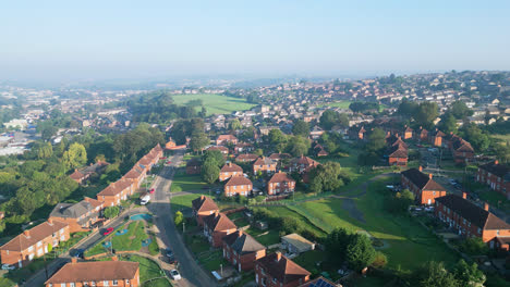 Erkunden-Sie-Die-Sozialsiedlung-Dewsbury-Moore-Von-Oben-Anhand-Von-Drohnenaufnahmen,-Die-Rote-Backsteinhäuser-Und-Den-Industriecharme-Von-Yorkshire-An-Einem-Sonnigen-Sommermorgen-Zeigen