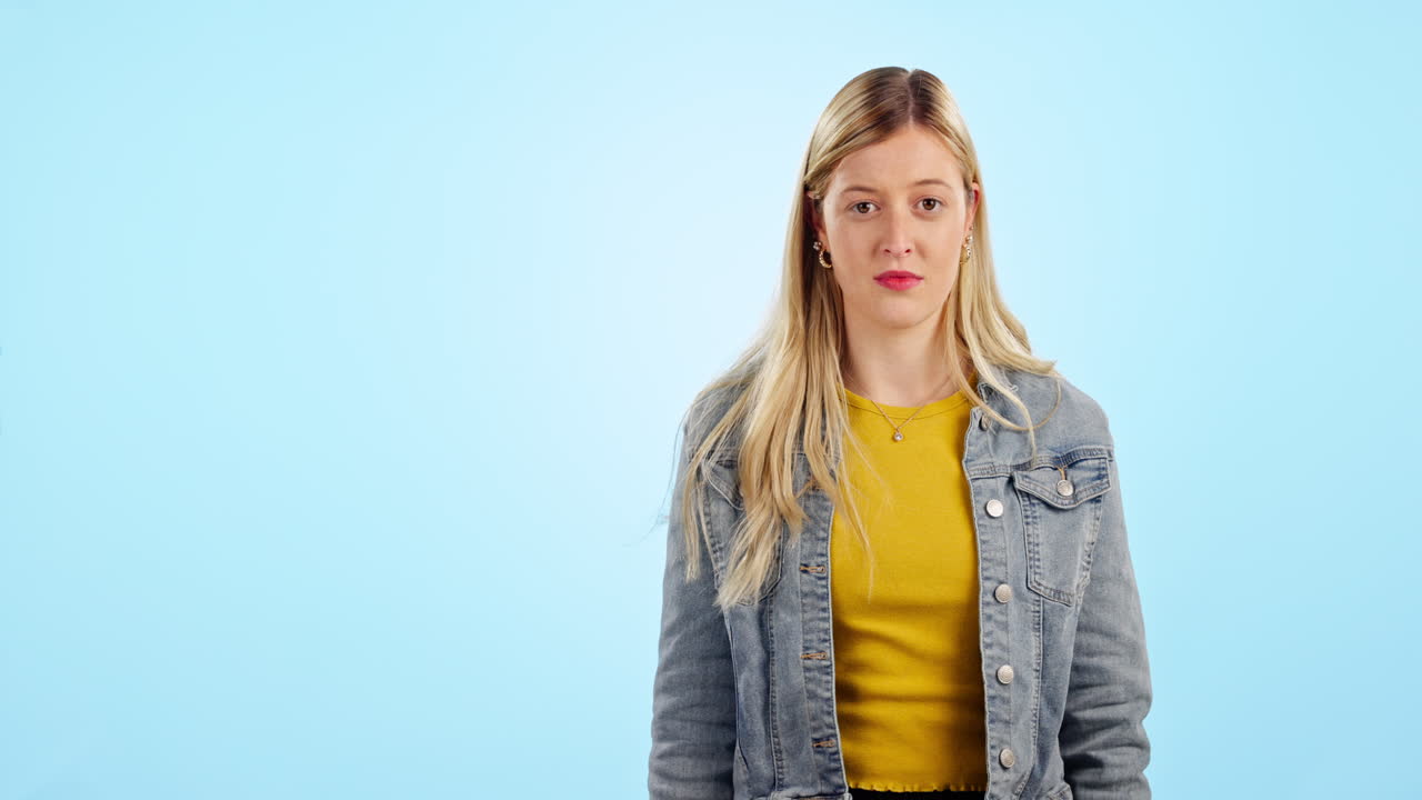 confundido, decisión y cara de mujer en el estudio