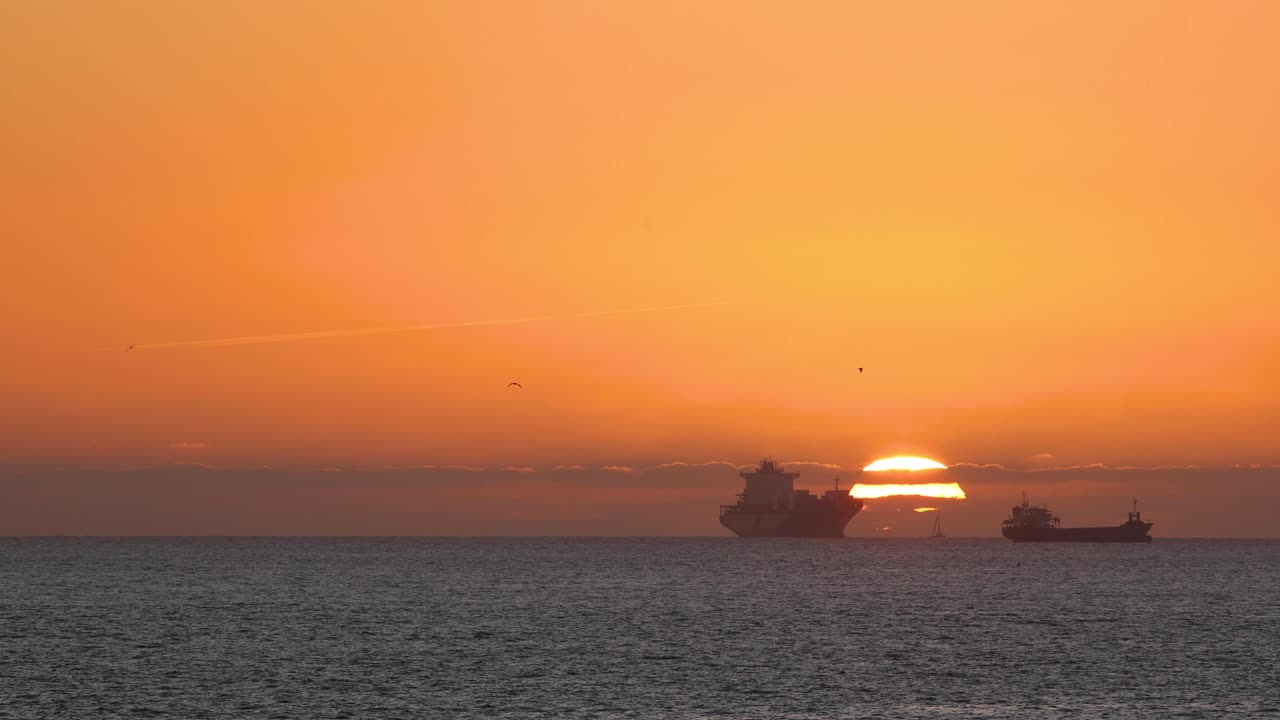 dramático amanecer en el mar