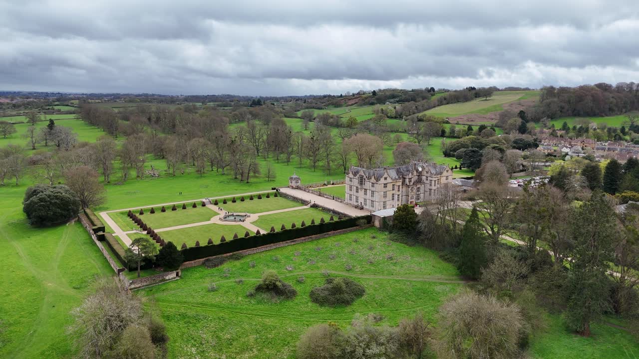 Panoramica aerea con drone della casa e dei giardini di Montacute, Somerset, Inghilterra.