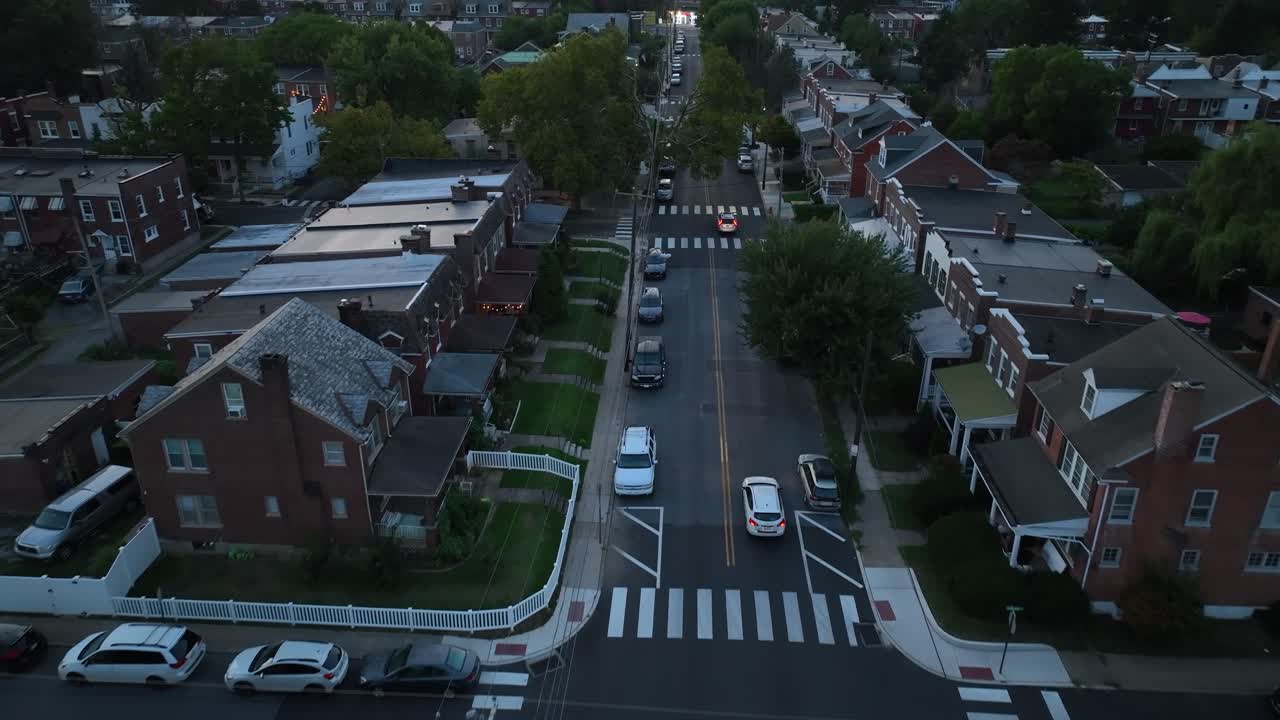 밤에 도시 이웃을 가로질러 달리는 자동차