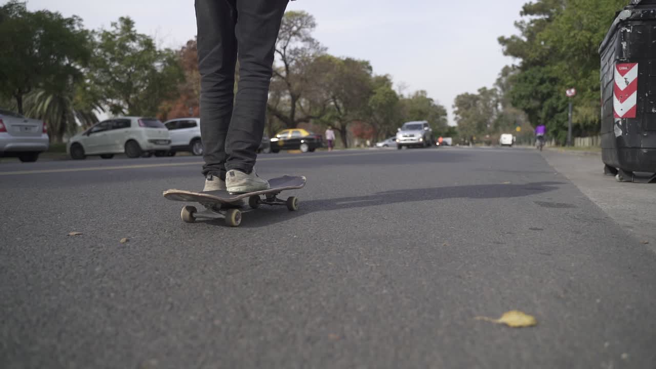 patinador montando patineta en la calle cerca del parque