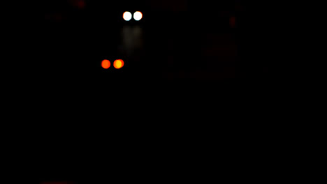 coches montados en la carretera por la noche
