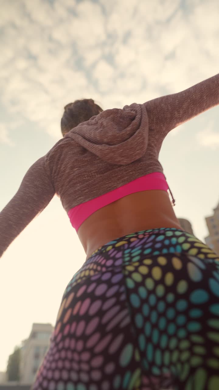 mujer estirándose al aire libre