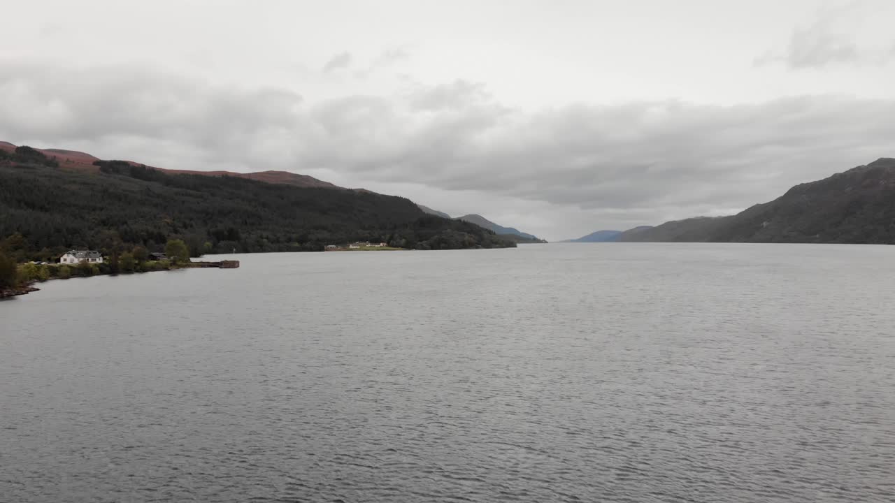 스코틀랜드의 loch ness shore에 있는 pier house를 드러내기 위해 느리게 왼쪽으로 니다.