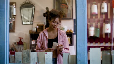 mulher afro-americana em uma loja