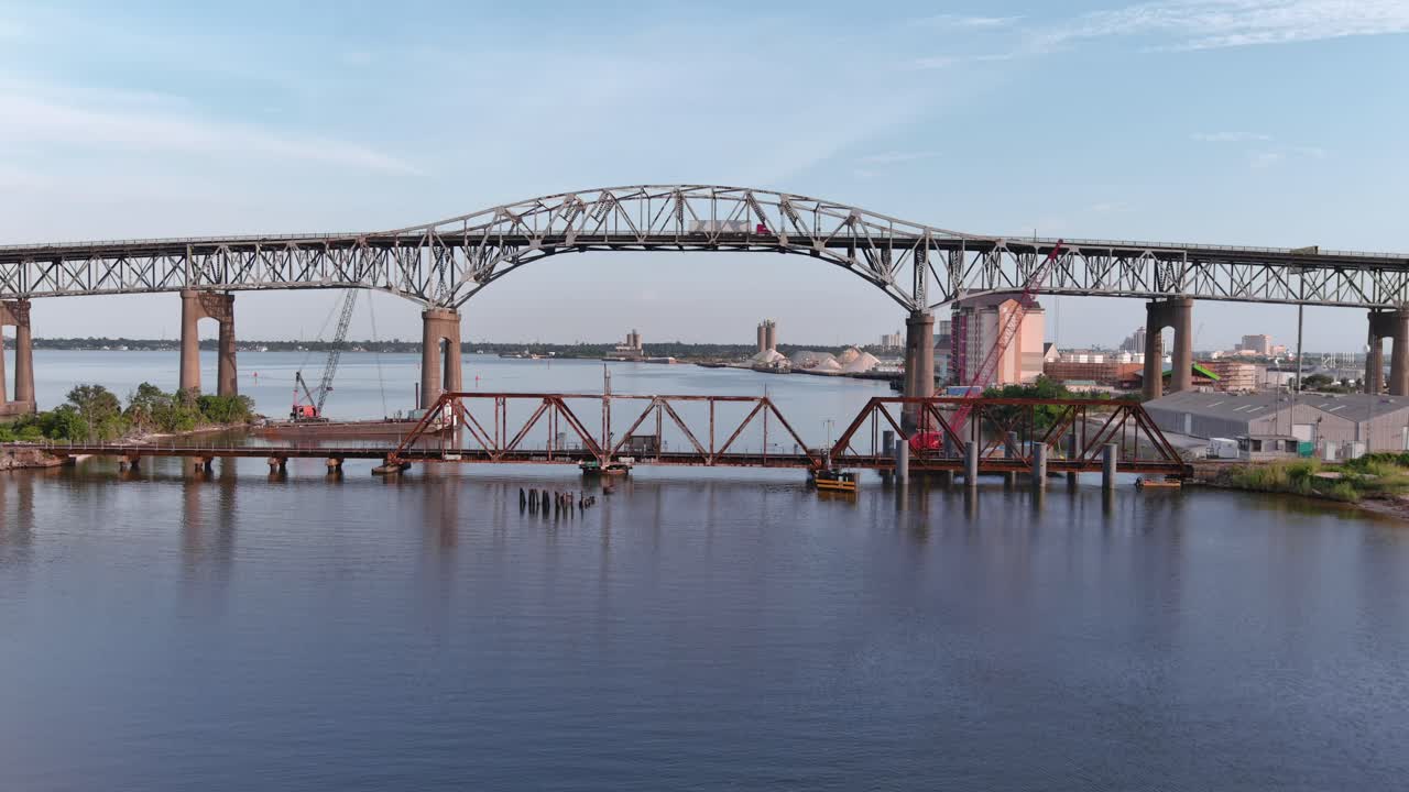 루이지애나주 레이크 찰스에 있는 칼카슈 강 다리 위를 여행하는 자동차의 공중