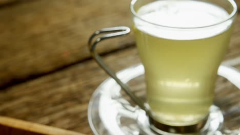 té de limón con jengibre y limón en una mesa de madera 4k