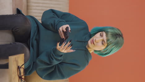 verticale video van een portret van een jonge vrouw die zich opgewonden voelt.
