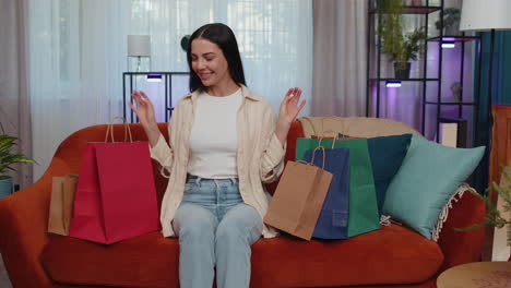 chica adulta feliz adicta a las compras consumidor regresó a casa después de la venta de compras en línea con bolsas en casa