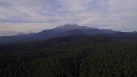 Dolly-Zoom-aerial-footage-of-one-of-the-most-iconic-peaks-of-México,-the-Iztacíhuatl-volcano